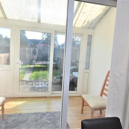 London Deluxe 3 Bedroom House With Parking Space Dagenham Exteriör bild