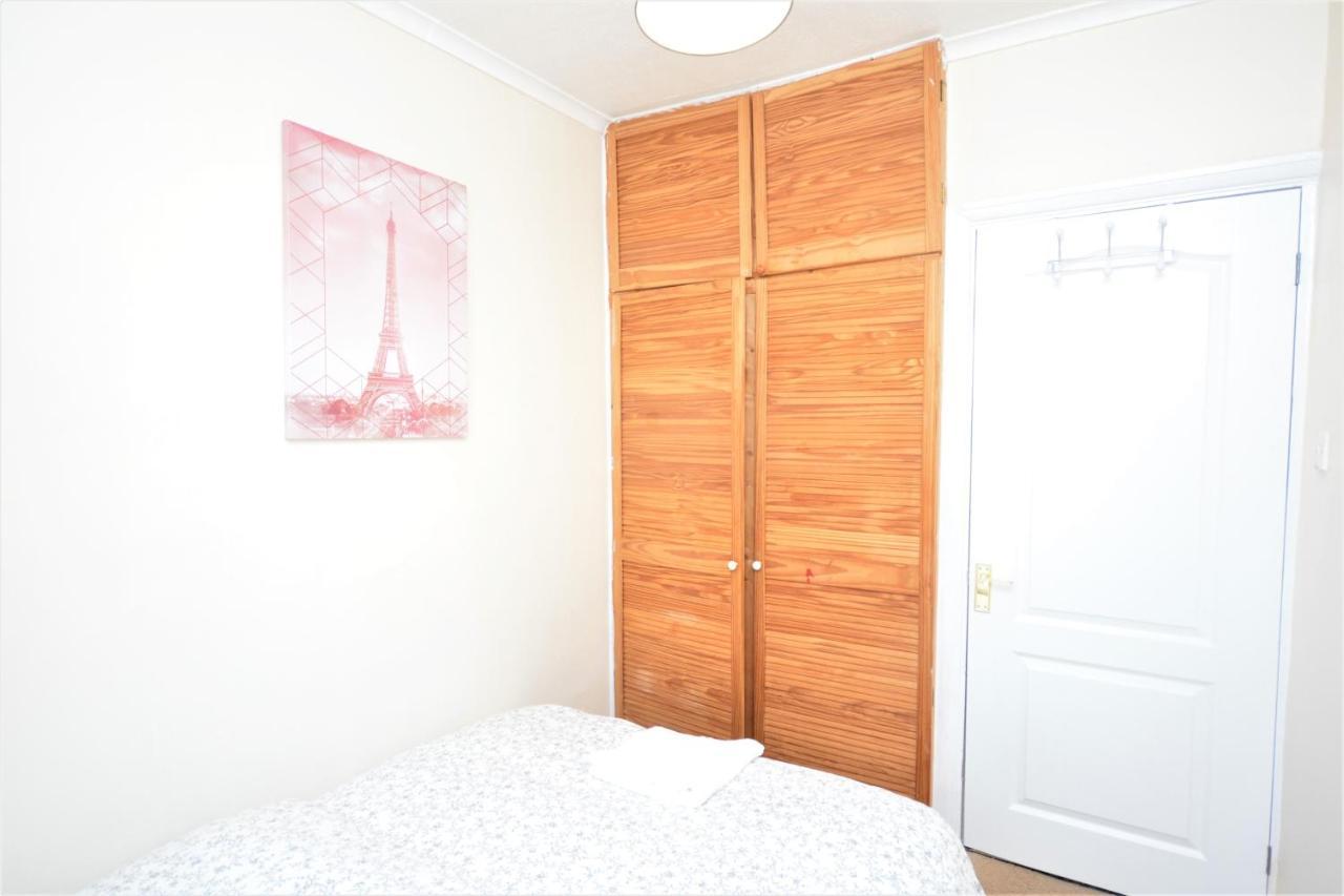 London Deluxe 3 Bedroom House With Parking Space Dagenham Exteriör bild