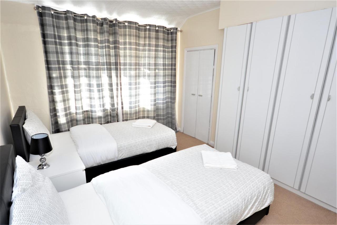 London Deluxe 3 Bedroom House With Parking Space Dagenham Exteriör bild
