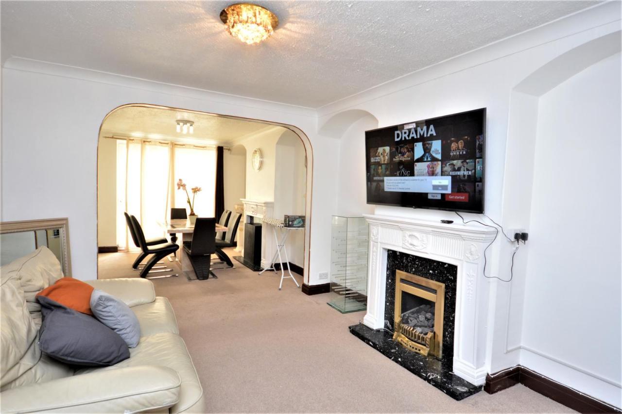 London Deluxe 3 Bedroom House With Parking Space Dagenham Exteriör bild