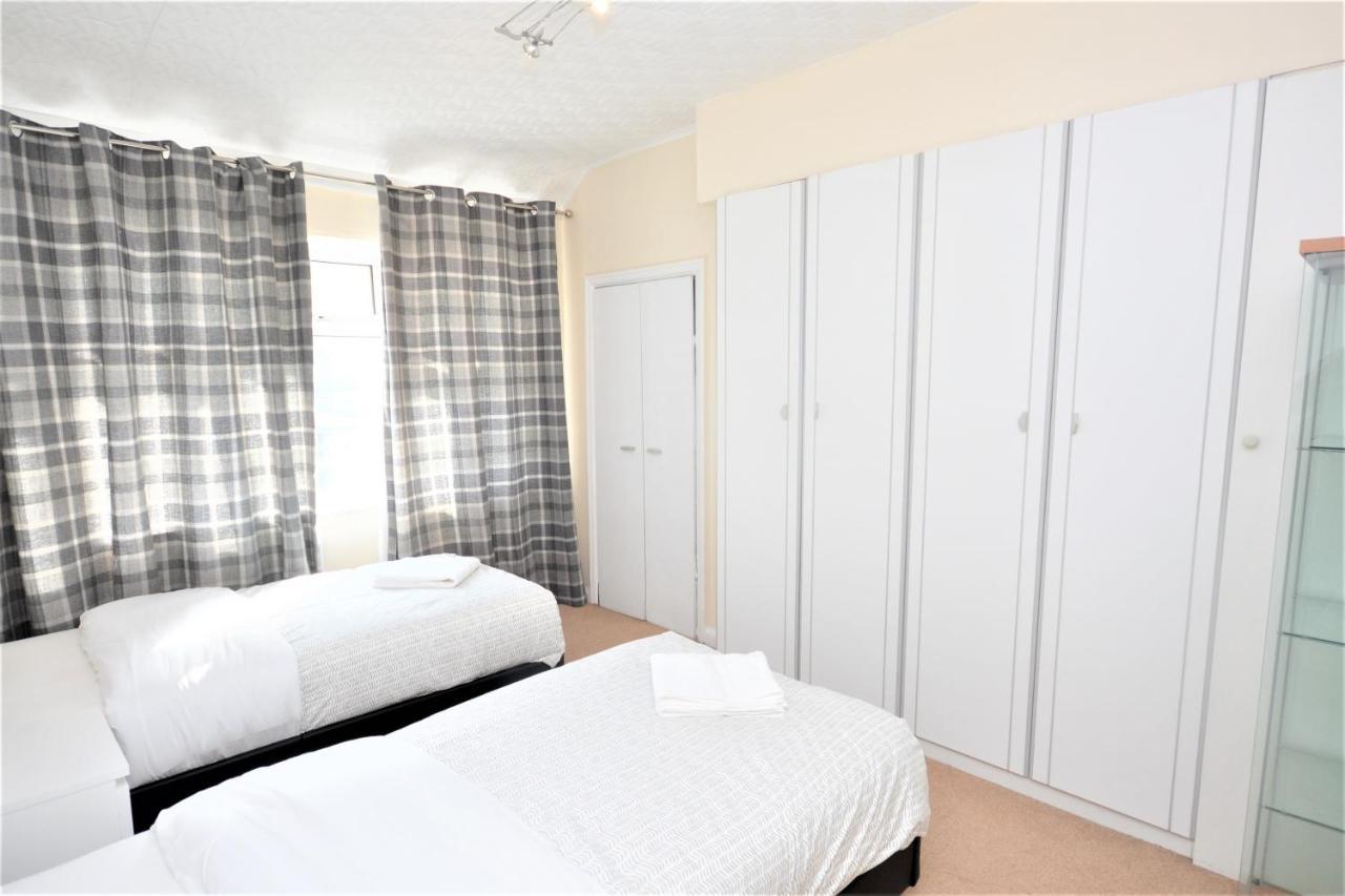 London Deluxe 3 Bedroom House With Parking Space Dagenham Exteriör bild