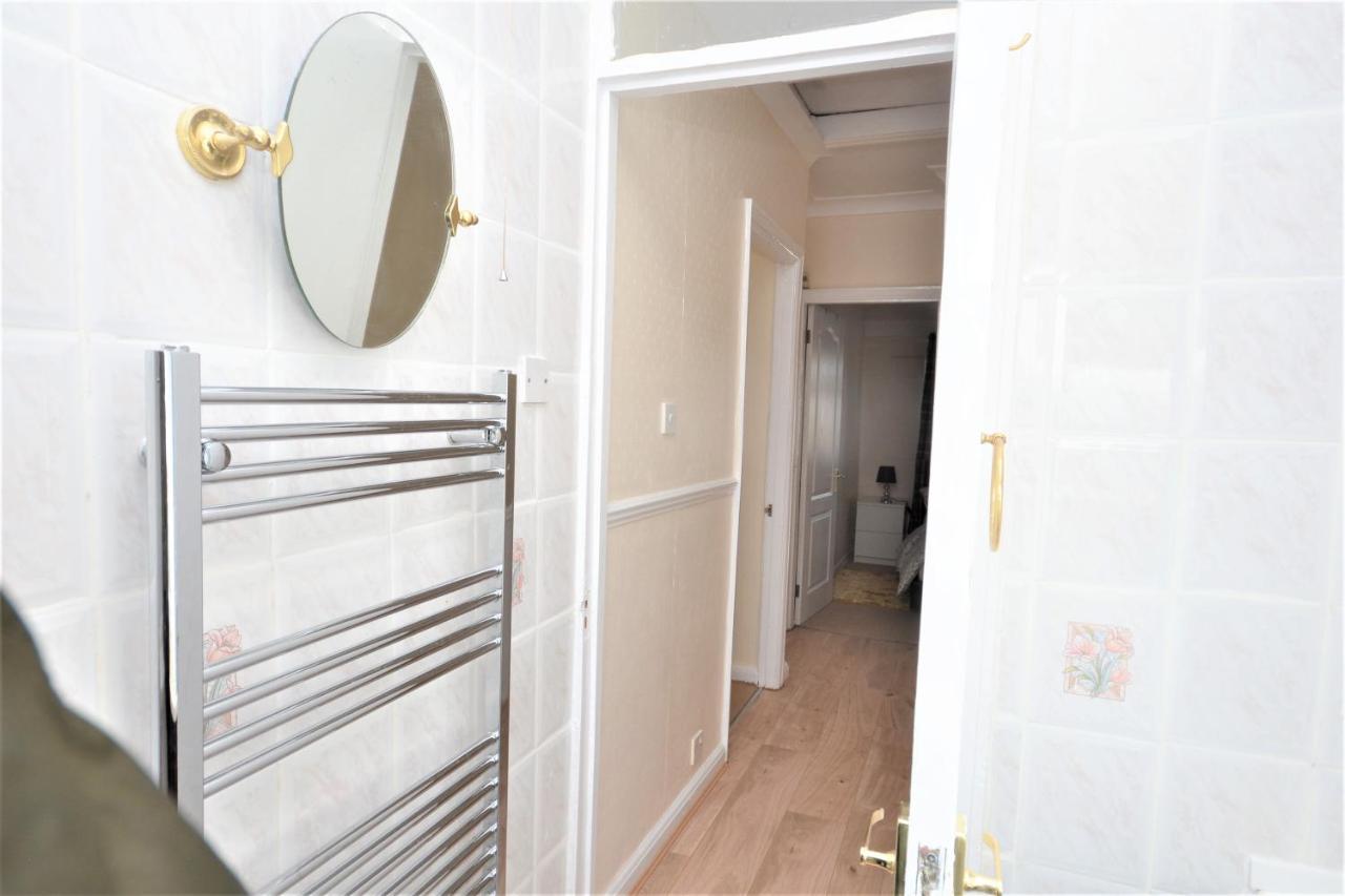 London Deluxe 3 Bedroom House With Parking Space Dagenham Exteriör bild