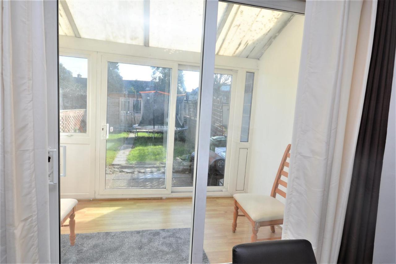 London Deluxe 3 Bedroom House With Parking Space Dagenham Exteriör bild
