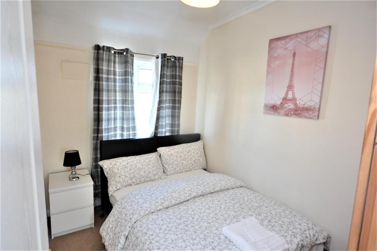 London Deluxe 3 Bedroom House With Parking Space Dagenham Exteriör bild