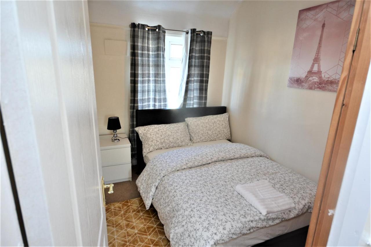 London Deluxe 3 Bedroom House With Parking Space Dagenham Exteriör bild