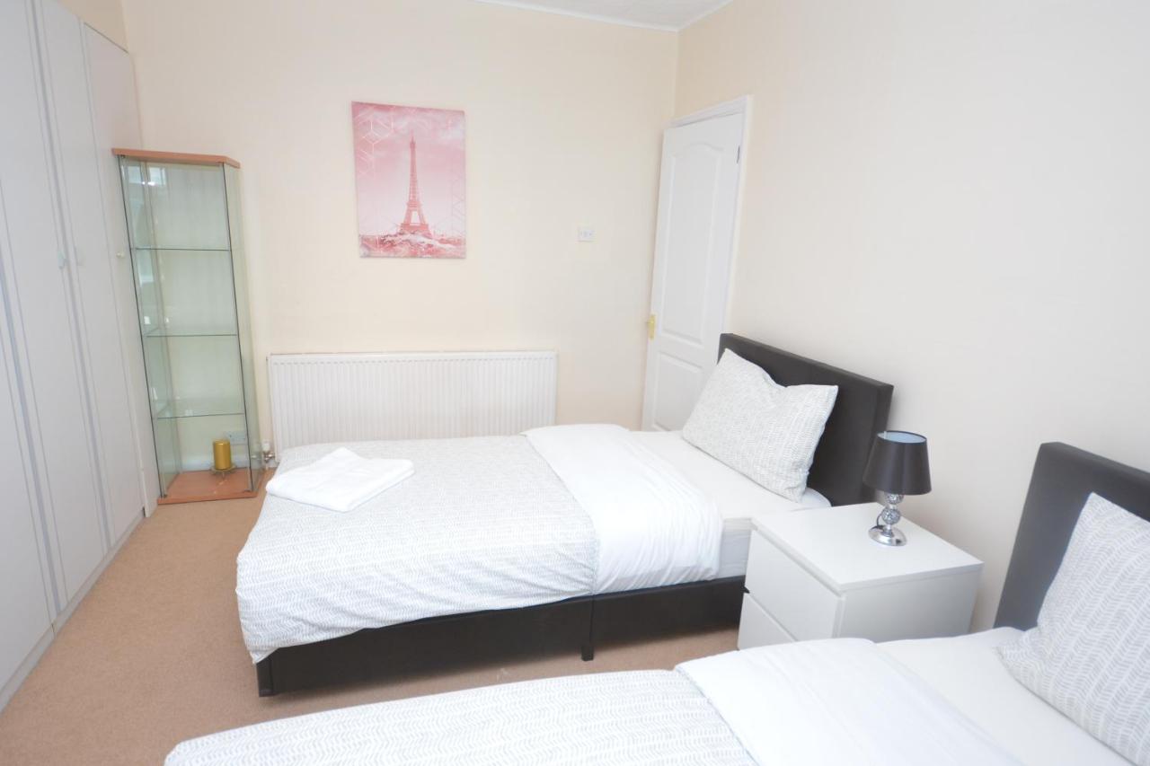 London Deluxe 3 Bedroom House With Parking Space Dagenham Exteriör bild