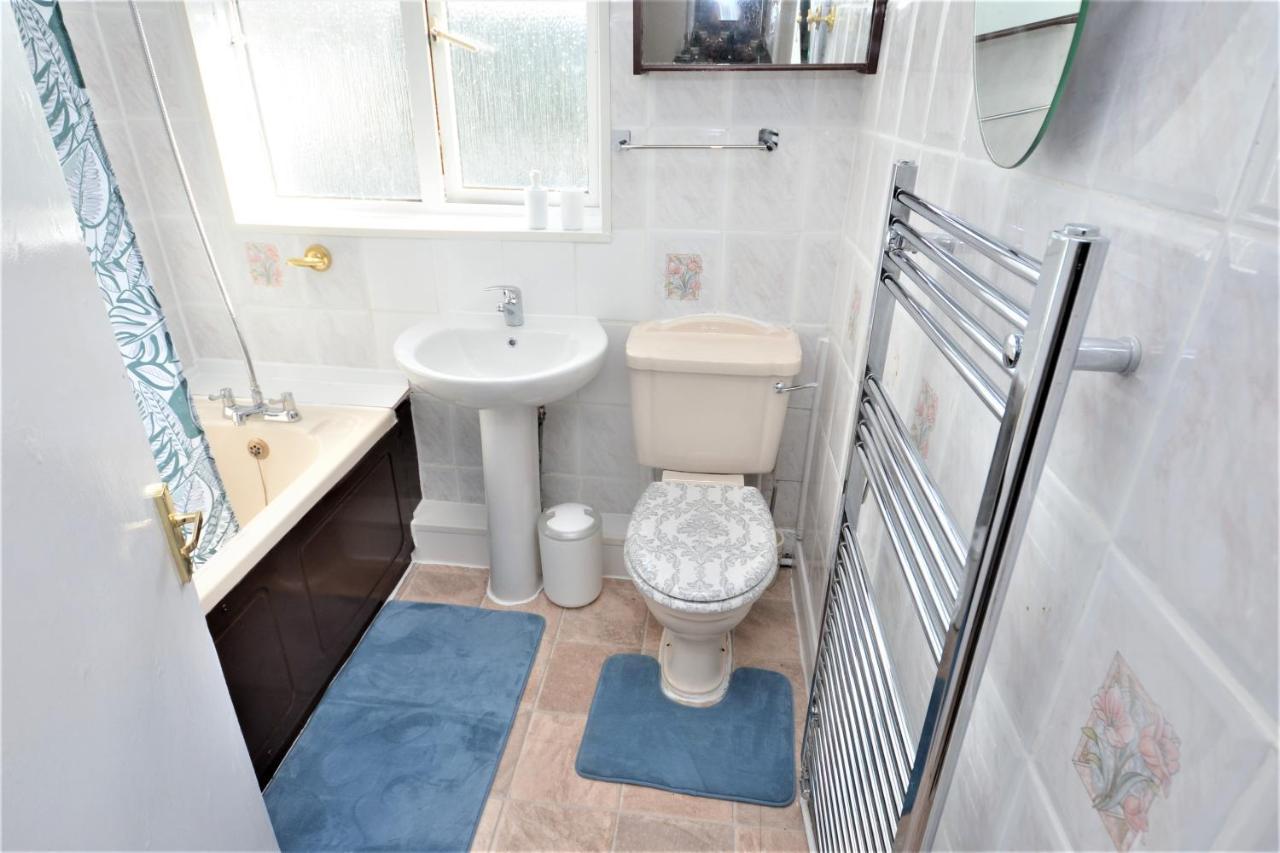 London Deluxe 3 Bedroom House With Parking Space Dagenham Exteriör bild