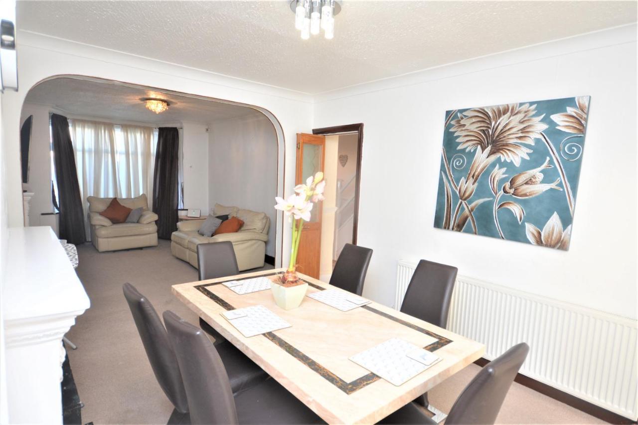 London Deluxe 3 Bedroom House With Parking Space Dagenham Exteriör bild