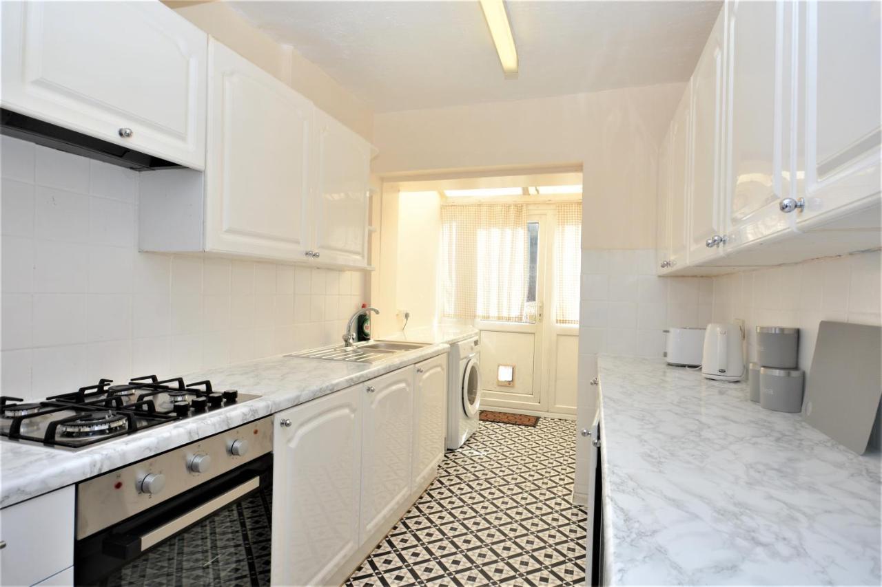 London Deluxe 3 Bedroom House With Parking Space Dagenham Exteriör bild
