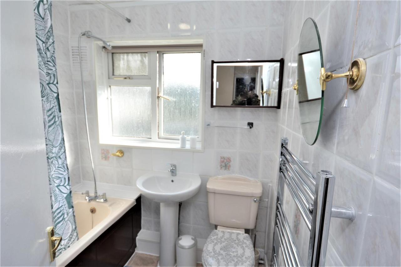 London Deluxe 3 Bedroom House With Parking Space Dagenham Exteriör bild