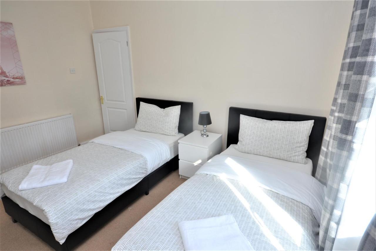 London Deluxe 3 Bedroom House With Parking Space Dagenham Exteriör bild