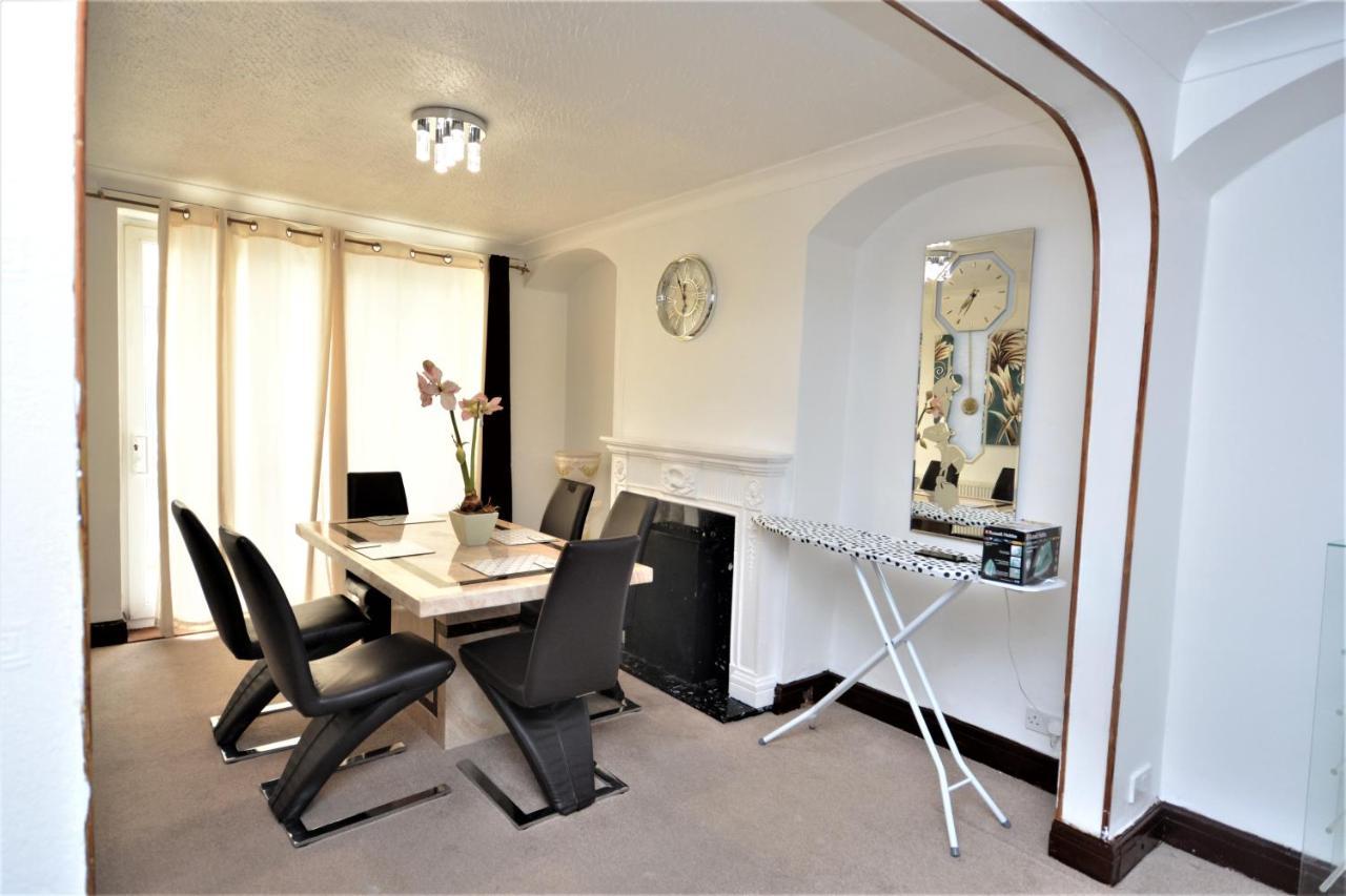 London Deluxe 3 Bedroom House With Parking Space Dagenham Exteriör bild