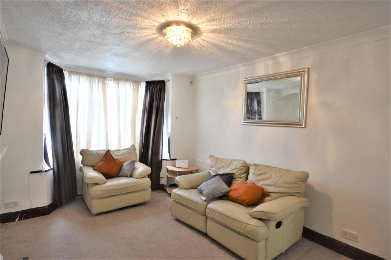 London Deluxe 3 Bedroom House With Parking Space Dagenham Exteriör bild