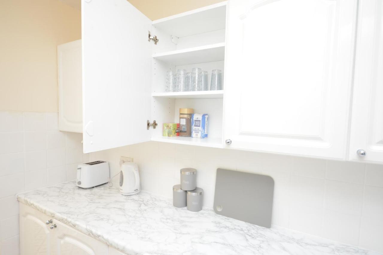 London Deluxe 3 Bedroom House With Parking Space Dagenham Exteriör bild