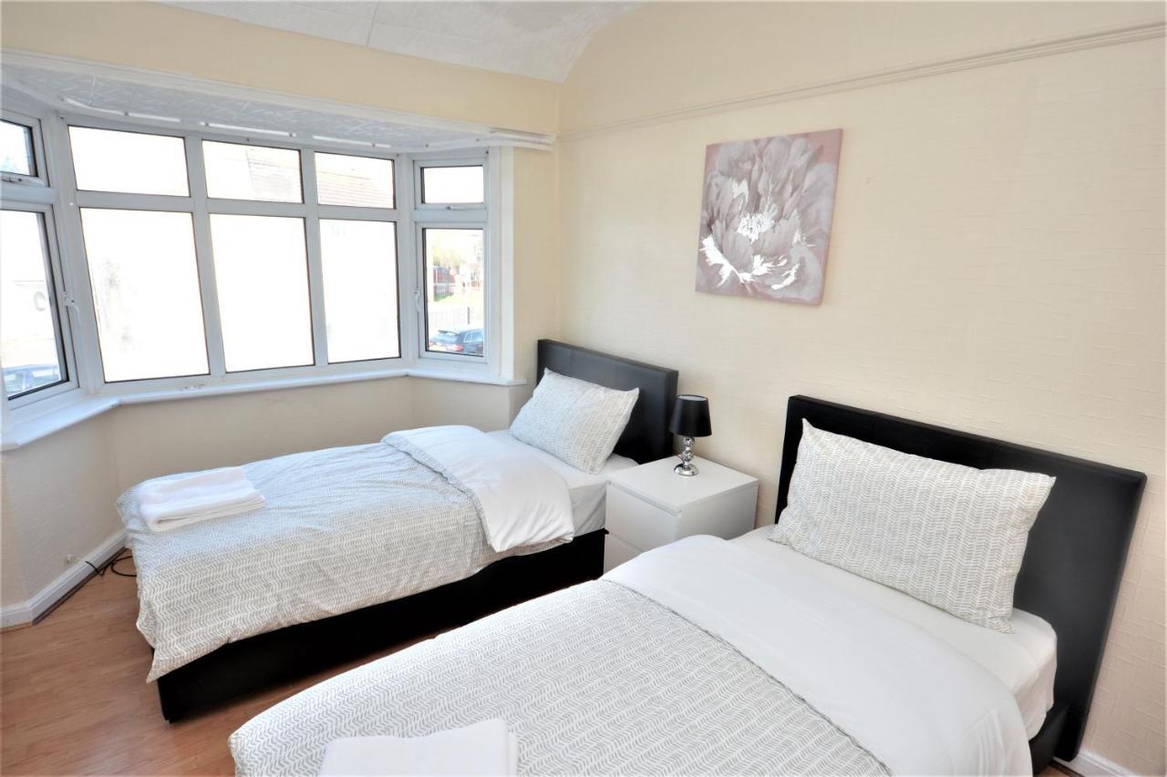 London Deluxe 3 Bedroom House With Parking Space Dagenham Exteriör bild